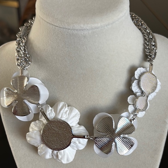 Simply Vera Vera Wang White Floral Necklace - Picture 7 of 10